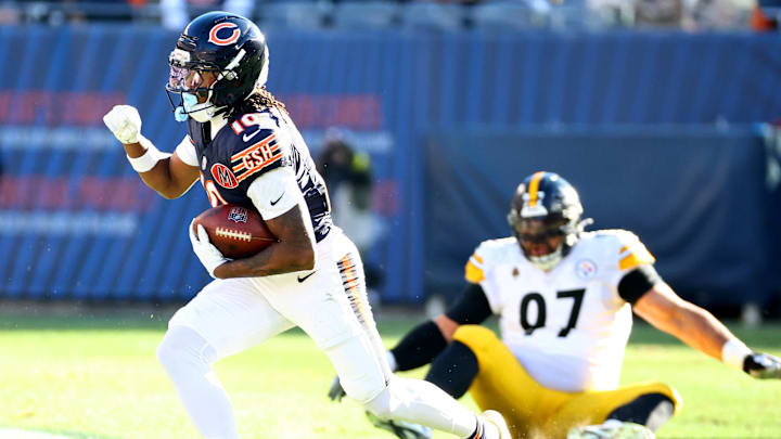 Nov 23, 2025; Chicago, Illinois, USA; Chicago Bears wide receiver Luther Burden III (10) makes a catch against the Pittsburgh Steelers during the second half at Soldier Field. Mandatory Credit: Mike Dinovo-Imagn Images Nov 23, 2025; Chicago, Illinois, USA; Chicago Bears wide receiver Luther Burden III (10) makes a catch against the Pittsburgh Steelers during the second half at Soldier Field. Mandatory Credit: Mike Dinovo-Imagn Images