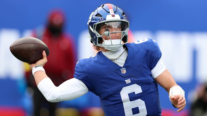 New York Giants quarterback Jaxson Dart (6) makes a pass against the Minnesota Vikings during the first half at MetLife Stadium. 