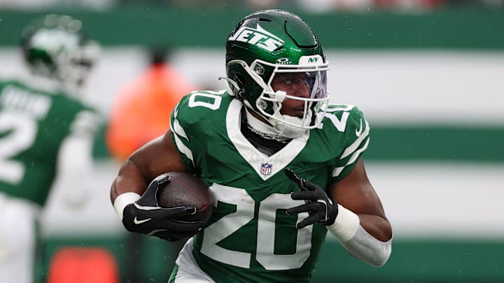 New York Jets running back Breece Hall (20) rushes the ball against the Atlanta Falcons during the first half at MetLife Stadium. 