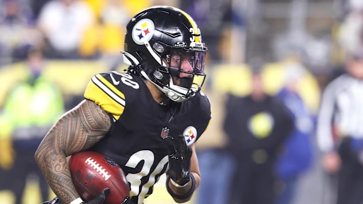 Pittsburgh Steelers running back Jaylen Warren (30) rushes the ball against the Baltimore Ravens during the first half at Acrisure Stadium. Pittsburgh Steelers running back Jaylen Warren (30) rushes the ball against the Baltimore Ravens during the first half at Acrisure Stadium.