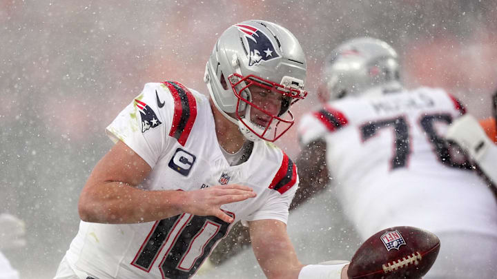 Jan 25, 2026; Denver, CO, USA; New England Patriots quarterback Drake Maye (10) prepares to hand the ball off against the Denver Broncos during the second half in the 2026 AFC Championship Game at Empower Field at Mile High. Mandatory Credit: Ron Chenoy-Imagn Images Jan 25, 2026; Denver, CO, USA; New England Patriots quarterback Drake Maye (10) prepares to hand the ball off against the Denver Broncos during the second half in the 2026 AFC Championship Game at Empower Field at Mile High. Mandatory Credit: Ron Chenoy-Imagn Images