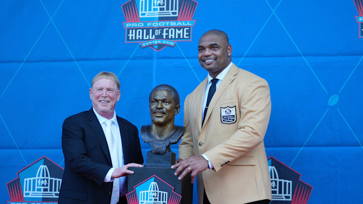 Aug 6, 2022; Canton, OH, USA; Mark Davis, left, Dave Casper and Richard Seymour pose with Cliff Branch s bust at his enshrinement during the Pro Football Hall of Fame Class of 2022 enshrinement ceremony at Tom Benson Hall of Fame Stadium. Mandatory Credit: Kirby Lee-Imagn Images