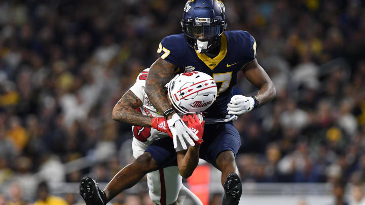 Dec 2, 2023; Detroit, MI, USA; Toledo Rockets cornerback Quinyon Mitchell (27) breaks up a pass Dec 2, 2023; Detroit, MI, USA; Toledo Rockets cornerback Quinyon Mitchell (27) breaks up a pass