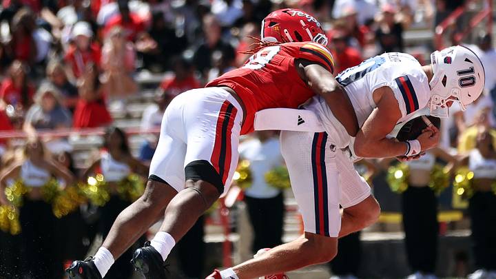Aug 30, 2025; College Park, Maryland, USA; Maryland Terrapins defensive lineman Sidney Stewart (29) takes down Florida Atlantic Owls quarterback Caden Veltkamp (10) for a safety during the first half at SECU Stadium. Mandatory Credit: Daniel Kucin Jr.-Imagn Images Aug 30, 2025; College Park, Maryland, USA; Maryland Terrapins defensive lineman Sidney Stewart (29) takes down Florida Atlantic Owls quarterback Caden Veltkamp (10) for a safety during the first half at SECU Stadium. Mandatory Credit: Daniel Kucin Jr.-Imagn Images
