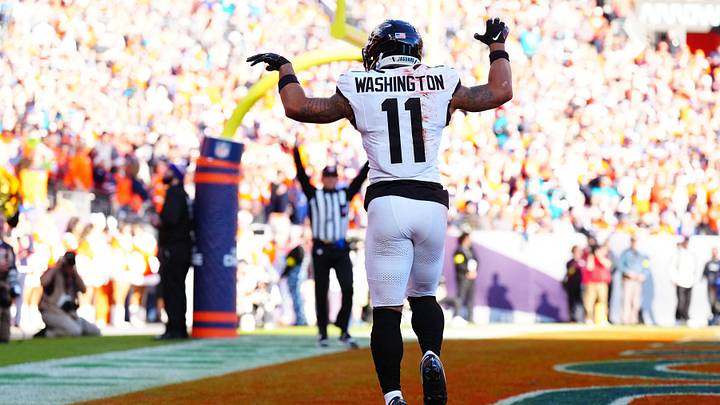 Dec 21, 2025; Denver, Colorado, USA; Jacksonville Jaguars wide receiver Parker Washington (11) reacts after making a touchdown catch against the Denver Broncos during the first half at Empower Field at Mile High. Mandatory Credit: Ron Chenoy-Imagn Images Dec 21, 2025; Denver, Colorado, USA; Jacksonville Jaguars wide receiver Parker Washington (11) reacts after making a touchdown catch against the Denver Broncos during the first half at Empower Field at Mile High. Mandatory Credit: Ron Chenoy-Imagn Images