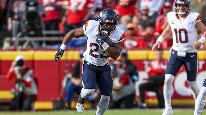 NFL, American Football Herren, USA 2024: Broncos vs Chiefs NOV 10 November 10, 2024: Denver Broncos running back Audric Estime (23) runs the ball against the Kansas City Chiefs at GEHA Field at Arrowhead Stadium in Kansas City, MO. David Smith CSM (Credit Image: Â David Smith Cal Media) Kansas City Mo United States of America.