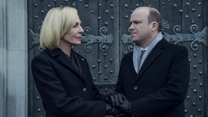 Diplomat. (Soldan sağa) Allison Janney, Grace Penn rolünde, Rory Kinnear, Diplomat'ın 308. bölümünde Nicol Trowbridge rolünde Diplomat. (Soldan sağa) Allison Janney, Grace Penn rolünde, Rory Kinnear, Diplomat'ın 308. bölümünde Nicol Trowbridge rolünde