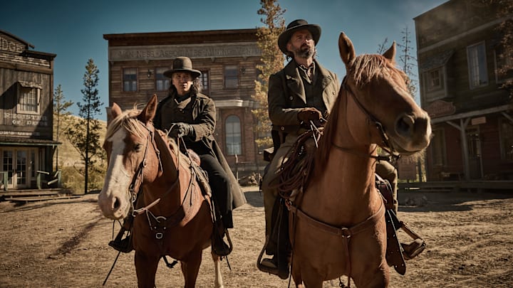 The Abandons'da Jack Cree rolünde Michael Greyeyes ve Roache rolünde Michiel Huisman The Abandons'da Jack Cree rolünde Michael Greyeyes ve Roache rolünde Michiel Huisman