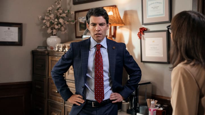 İçerideki Adam. (Soldan sağa) İçerideki Adam'ın 208. bölümünde Berenger rolünde Max Greenfield, Holly rolünde Jill Talley İçerideki Adam. (Soldan sağa) İçerideki Adam'ın 208. bölümünde Berenger rolünde Max Greenfield, Holly rolünde Jill Talley