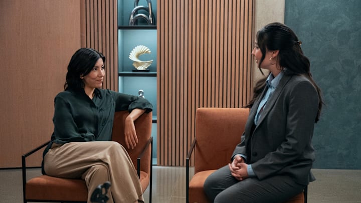 İçerideki Adam. (Soldan sağa) Stephanie Beatriz, Didi rolünde, Lilah Richcreek Estrada, İçerideki Adam'ın 208. bölümünde Julie rolünde İçerideki Adam. (Soldan sağa) Stephanie Beatriz, Didi rolünde, Lilah Richcreek Estrada, İçerideki Adam'ın 208. bölümünde Julie rolünde