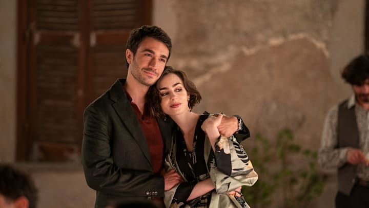 Emily in Paris'te. (Soldan sağa) Eugenio Franceschini Marcello rolünde, Lily Collins Emily rolünde, Emily in Paris'te. Emily in Paris'te. (Soldan sağa) Eugenio Franceschini Marcello rolünde, Lily Collins Emily rolünde, Emily in Paris'te.