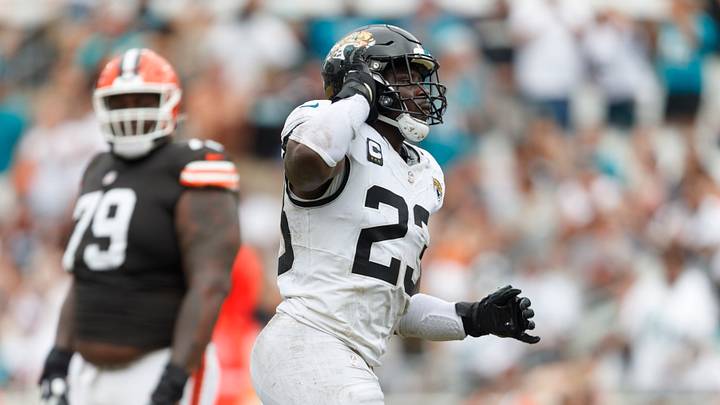 Sep 15, 2024; Jacksonville, Florida, USA; Jacksonville Jaguars linebacker Foyesade Oluokun (23) celebrates a sack against the Cleveland Browns during the third quarter at EverBank Stadium. Mandatory Credit: Morgan Tencza-Imagn Images Sep 15, 2024; Jacksonville, Florida, USA; Jacksonville Jaguars linebacker Foyesade Oluokun (23) celebrates a sack against the Cleveland Browns during the third quarter at EverBank Stadium. Mandatory Credit: Morgan Tencza-Imagn Images