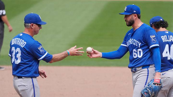 Jul 30, 2026; Minneapolis, Minnesota, USA; Kansas City Royals manager Matt Quatraro takes the ball from relief pitcher Lucas Erceg (60) after he loaded the bases with the Minnesota Twins in the ninth inning at Target Field. Mandatory Credit: Bruce Kluckhohn-Imagn Images Jul 30, 2026; Minneapolis, Minnesota, USA; Kansas City Royals manager Matt Quatraro takes the ball from relief pitcher Lucas Erceg (60) after he loaded the bases with the Minnesota Twins in the ninth inning at Target Field. Mandatory Credit: Bruce Kluckhohn-Imagn Images