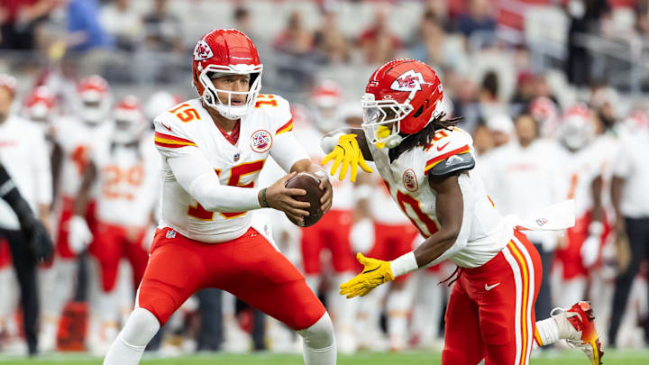 Aug 9, 2025; Glendale, Arizona, USA; Kansas City Chiefs quarterback Patrick Mahomes (15) fakes a handoff to running back Isiah Pacheco (10) against the Arizona Cardinals during a preseason NFL game at State Farm Stadium. Mandatory Credit: Mark J. Rebilas-Imagn Images Aug 9, 2025; Glendale, Arizona, USA; Kansas City Chiefs quarterback Patrick Mahomes (15) fakes a handoff to running back Isiah Pacheco (10) against the Arizona Cardinals during a preseason NFL game at State Farm Stadium. Mandatory Credit: Mark J. Rebilas-Imagn Images