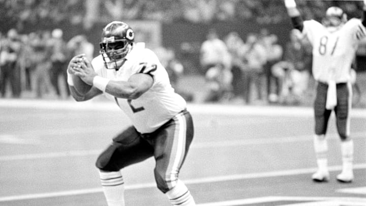 William "The Refrigerator" Perry scores a touchdown in Super Bowl XX - Bears v Patriots