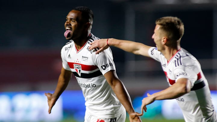 Nikão precisou apena de cinco minutos para fazer o gol da partida Nikão precisou apena de cinco minutos para fazer o gol da partida