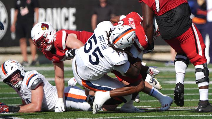 Louisville’s Doug Watson before he got injured against Virginia’s Anthony Britton at L&N Stadium Saturday.
Ocr. 4, 2025 Louisville’s Doug Watson before he got injured against Virginia’s Anthony Britton at L&N Stadium Saturday.
Ocr. 4, 2025