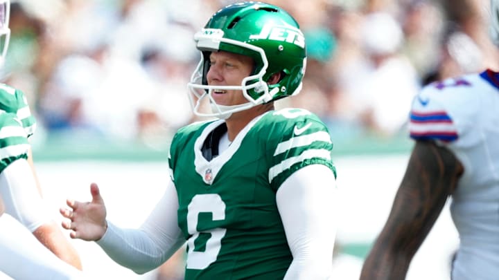 New York Jets place kicker Nick Folk (6) puts out his hand before being congratulated by a teammate (not shown)_ after kicking 51-yard field goal, Sunday, September 14, 2025, in East Rutherford.