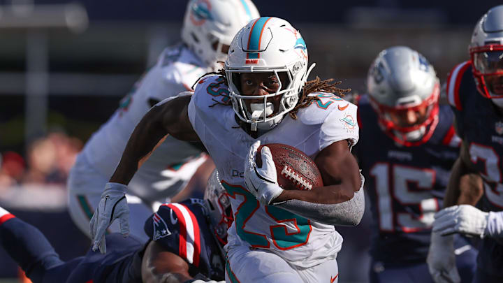 Oct 6, 2024; Foxborough, Massachusetts, USA; Miami Dolphins running back Jaylen Wright (25) runs the ball during the second half against the New England Patriots at Gillette Stadium. Oct 6, 2024; Foxborough, Massachusetts, USA; Miami Dolphins running back Jaylen Wright (25) runs the ball during the second half against the New England Patriots at Gillette Stadium.
