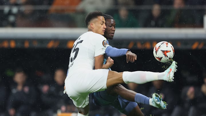 Eintracht-Verteidiger Tuta (l.) im Duell mit Don Angelo Konadu