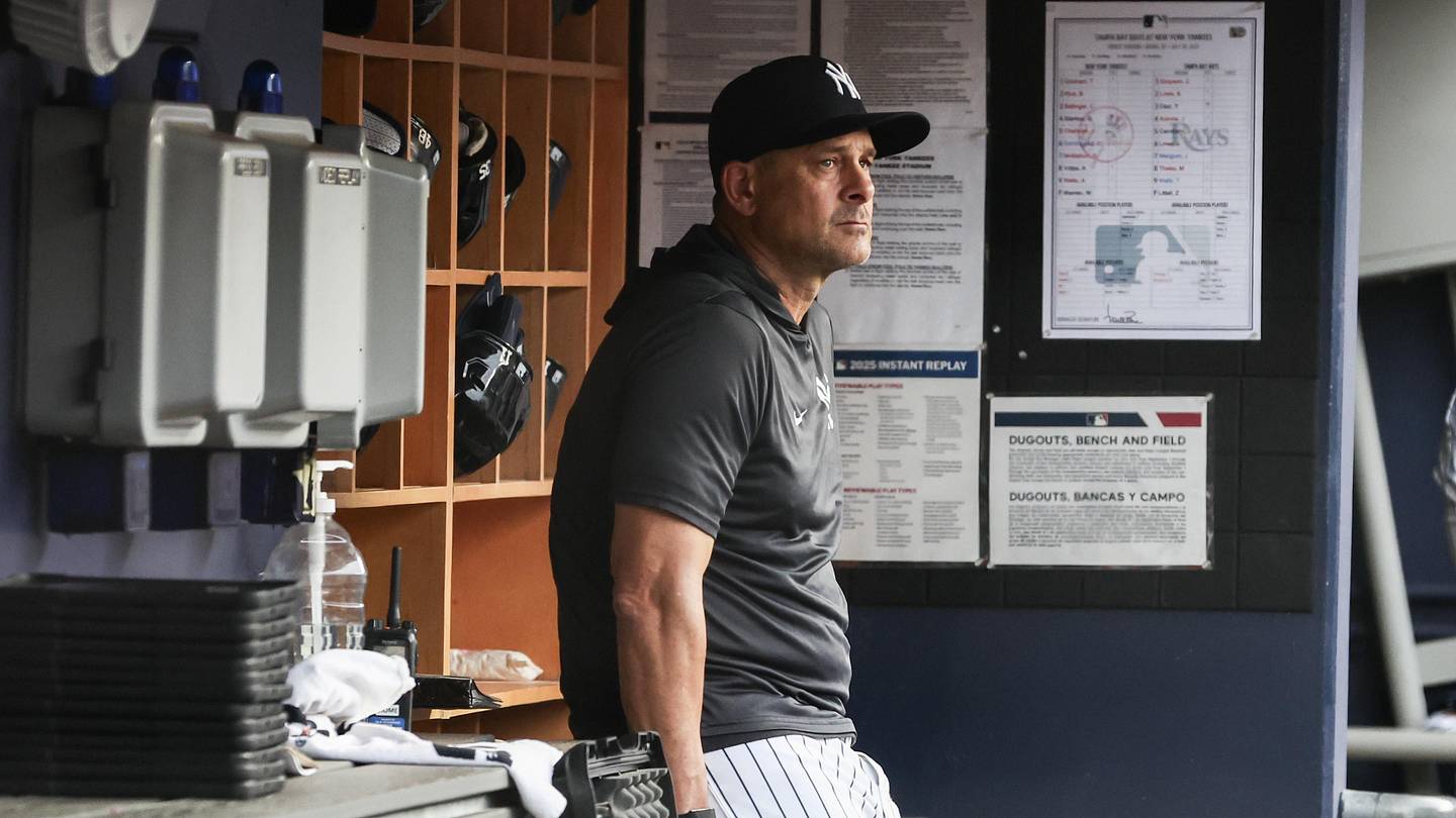 Yankees players hanging heads