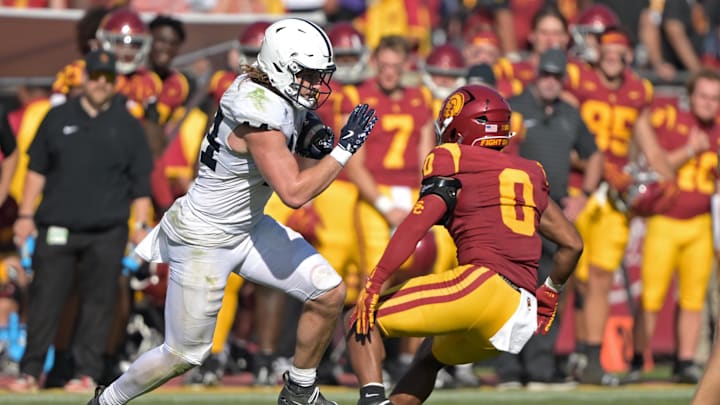 Penn State tight end Tyler Warren runs by USC Trojans safety Akili Arnold in the second half at Los Angeles Memorial Coliseum.