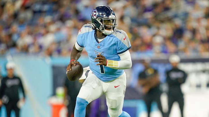 Tennessee Titans quarterback Cam Ward runs the ball against the Minnesota Vikings at Nissan Stadium