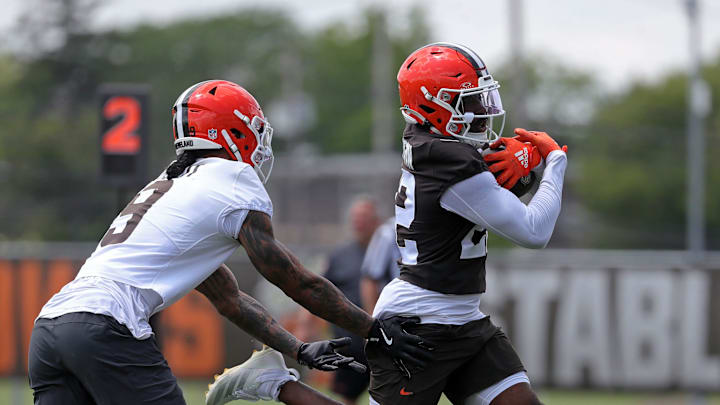 Cleveland Browns running back Dylan Sampson (22) scores a touchdown ahead of safety Grant Delpit (9) during practice at NFL minicamp, Tuesday, June 10, 2025, in Berea, Ohio. [Jeff Lange/Beacon Journal]