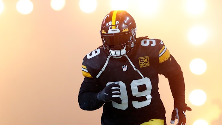 Larry Ogunjobi takes the field before the Steelers' 13–10 win over the Raiders on Dec. 24, 2022.