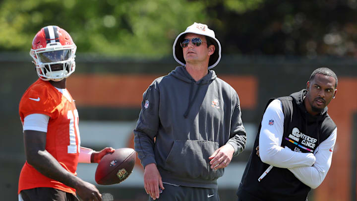 Browns offensive coordinator Ken Dorsey, center, watches the quarterbacks work during minicamp, Tuesday, June 11, 2024, in Berea.