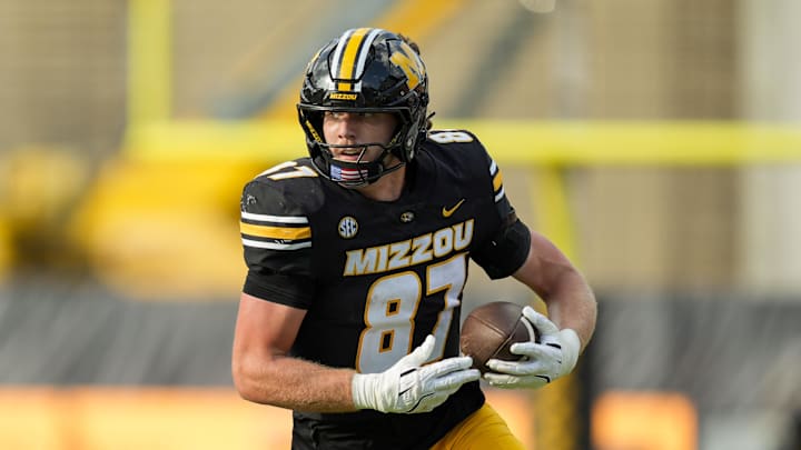 Sep 6, 2025; Columbia, Missouri, USA; Missouri Tigers tight end Brett Norfleet (87) runs with the ball during the second half against the Kansas Jayhawks at Faurot Field at Memorial Stadium. Mandatory Credit: Jay Biggerstaff-Imagn Images Sep 6, 2025; Columbia, Missouri, USA; Missouri Tigers tight end Brett Norfleet (87) runs with the ball during the second half against the Kansas Jayhawks at Faurot Field at Memorial Stadium. Mandatory Credit: Jay Biggerstaff-Imagn Images