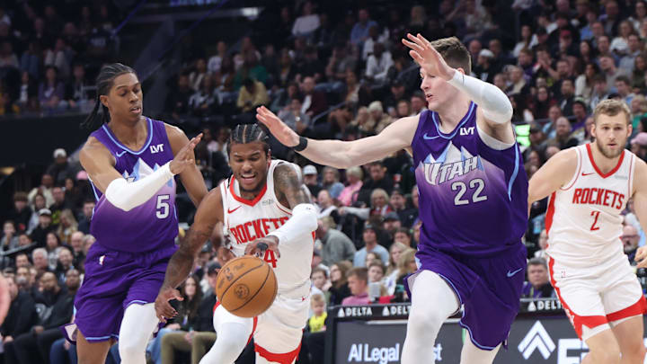 Feb 22, 2025; Salt Lake City, Utah, USA; Houston Rockets guard Jalen Green (4) drives between Utah Jazz forward Cody Williams (5) and forward Kyle Filipowski (22) during the second half at Delta Center. Mandatory Credit: Rob Gray-Imagn Images Feb 22, 2025; Salt Lake City, Utah, USA; Houston Rockets guard Jalen Green (4) drives between Utah Jazz forward Cody Williams (5) and forward Kyle Filipowski (22) during the second half at Delta Center. Mandatory Credit: Rob Gray-Imagn Images