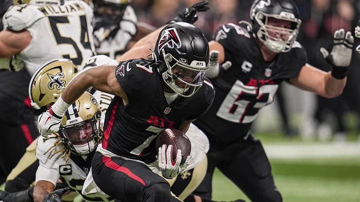 Jan 4, 2026; Atlanta, Georgia, USA; Atlanta Falcons running back Bijan Robinson (7) runs the ball during the game against the New Orleans Saints during the second half at Mercedes-Benz Stadium. Mandatory Credit: Dale Zanine-Imagn Images