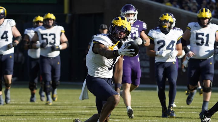 Nov 15, 2025; Chicago, Illinois, USA; Michigan Wolverines wide receiver Donaven McCulley (1) gestures first down against the Northwestern Wildcats during the second half at Wrigley Field. Mandatory Credit: David Banks-Imagn Images Nov 15, 2025; Chicago, Illinois, USA; Michigan Wolverines wide receiver Donaven McCulley (1) gestures first down against the Northwestern Wildcats during the second half at Wrigley Field. Mandatory Credit: David Banks-Imagn Images