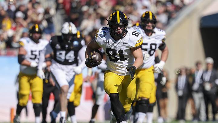 Dec 31, 2025; Tampa, FL, USA; Iowa Hawkeyes tight end DJ Vonnahme (81) runs with the ball against the Vanderbilt Commodores in the first quarter during the ReliaQuest Bowl at Raymond James Stadium. Mandatory Credit: Nathan Ray Seebeck-Imagn Images
