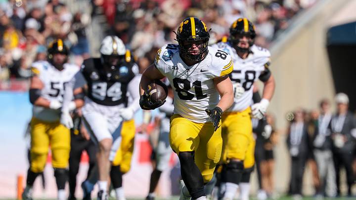 Iowa Hawkeyes tight end DJ Vonnahme Iowa Hawkeyes tight end DJ Vonnahme