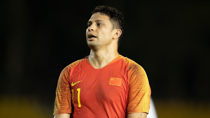 Elkeson atualmente defende o Grêmio e possui nacionalidade chinesa Elkeson atualmente defende o Grêmio e possui nacionalidade chinesa