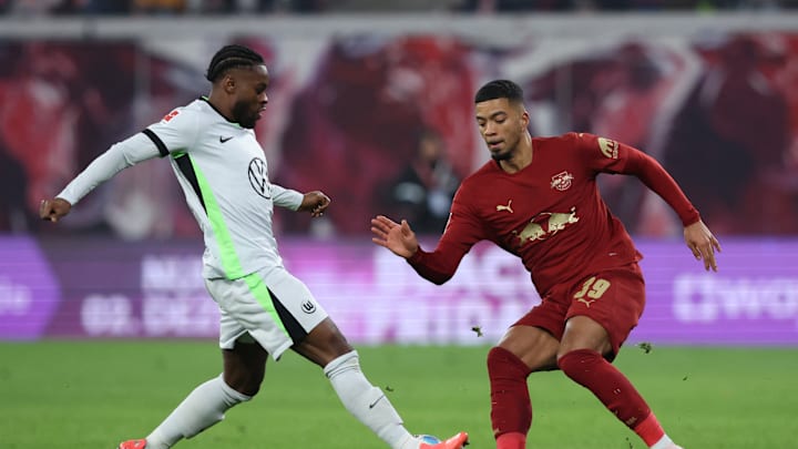 Ridle Baku (l.) im Duell mit Benjamin Henrichs Ridle Baku (l.) im Duell mit Benjamin Henrichs