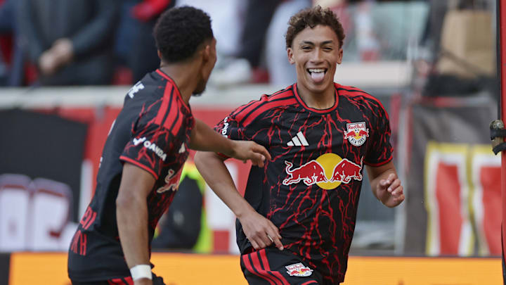 จูเลียน ฮอลล์ 