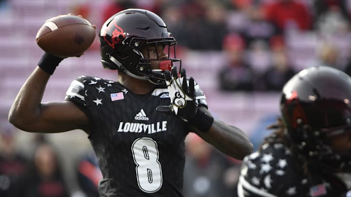 Nov 11, 2017; Louisville, KY, USA; Louisville Cardinals quarterback Lamar Jackson (8) Nov 11, 2017; Louisville, KY, USA; Louisville Cardinals quarterback Lamar Jackson (8)