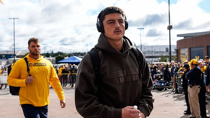 Michigan tight end Colston Loveland (18) walks off the bus as team arrive before the Texas game at Michigan Stadium in Ann Arbor on Saturday, September 7, 2024.