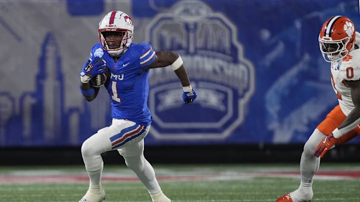 Dec 7, 2024; Charlotte, NC, USA; Southern Methodist Mustangs running back Brashard Smith (1) runs against Clemson Tigers linebacker Barrett Carter (0) during the second quarter in the 2024 ACC Championship game at Bank of America Stadium. Mandatory Credit: Jim Dedmon-Imagn Images Dec 7, 2024; Charlotte, NC, USA; Southern Methodist Mustangs running back Brashard Smith (1) runs against Clemson Tigers linebacker Barrett Carter (0) during the second quarter in the 2024 ACC Championship game at Bank of America Stadium. Mandatory Credit: Jim Dedmon-Imagn Images