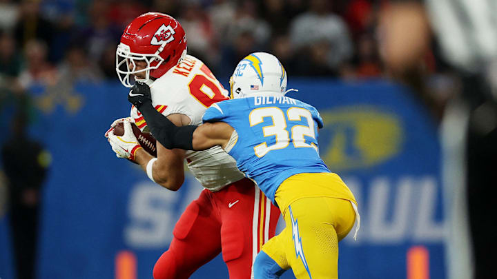 [US, Mexico & Canada customers only] Sep 5, 2025; Sao Paulo, BRAZIL; Kansas City Chiefs tight end Travis Kelce (87) runs against Los Angeles Chargers safety Alohi Gilman (32) in the first quarter during a NFL game at Corinthians Arena. Mandatory Credit: Amanda Perobelli/Reuters via Imagn Images