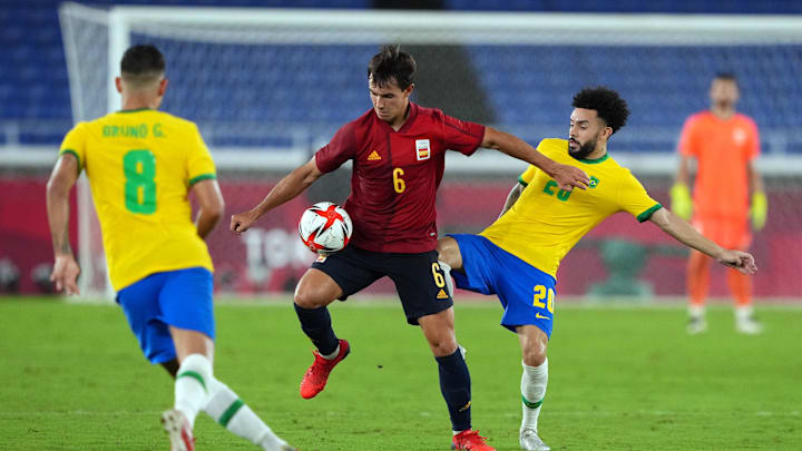 Aug 7, 2021; Yokohama, Japan; Team Spain midfielder Martin Zubimendi (6) tries to control the ball against Team Brazil midfielder Claudinho (20) in extra time following the second half of the gold medal match in the Tokyo 2020 Olympic Summer Games at Nissan Stadium. Mandatory Credit: Kareem Elgazzar-Imagn Images