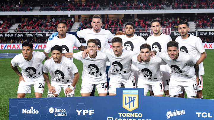Estudiantes v River Plate - Torneo Liga Profesional 2021 - River lució la remera de Maradona.