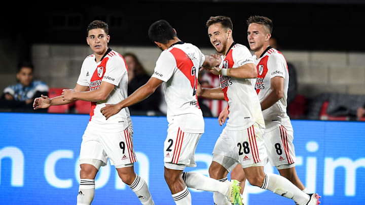 Estudiantes v River Plate - Torneo Liga Profesional 2021 - Los jugadores de River celebran el gol de Rojas.