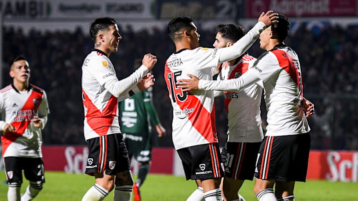 Jugadores de River celebran un gol