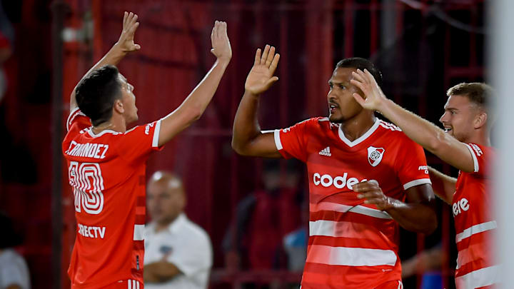 Jugadores de River Plate celebran un gol.