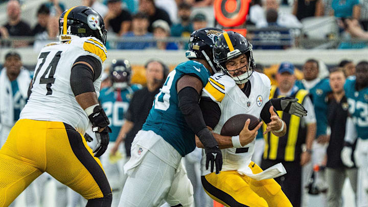 Jacksonville Jaguars defensive end Dawuane Smoot (58) sacks Pittsburgh Steelers quarterback Mason Rudolph (2) during the first half of the first preseason game where the Jacksonville Jaguars hosted the Pittsburgh Steelers Saturday Aug. 9, 2025, at EverBank Stadium in Jacksonville, Fla. [Doug Engle/Florida Times-Union]