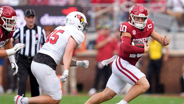 Oklahoma's John Mateer (10) runs as he is chased by Illinois State's Anthony Corona (35)